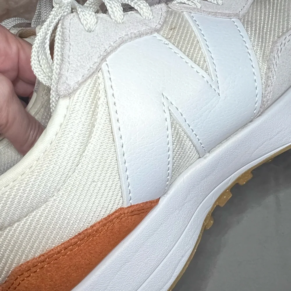 New Balance classics 327. White Cream and tan. Women’s 8. - Picture 9 of 16